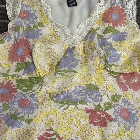 Pastel Floral print silk with lace hemmed neckline and shoulders. Side zipper. - Picture 3 of 7